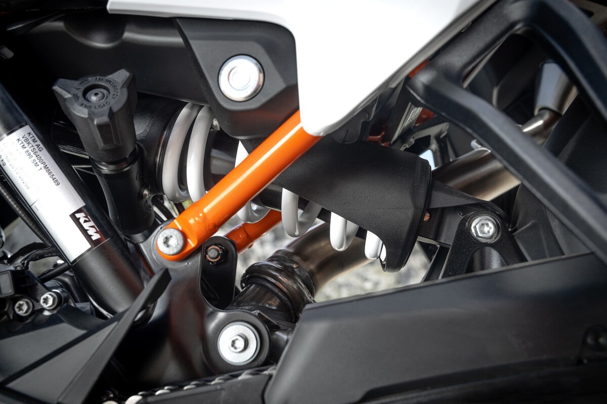 KTM 890 SMT, la prova: una nuova moto da teppisti in città!